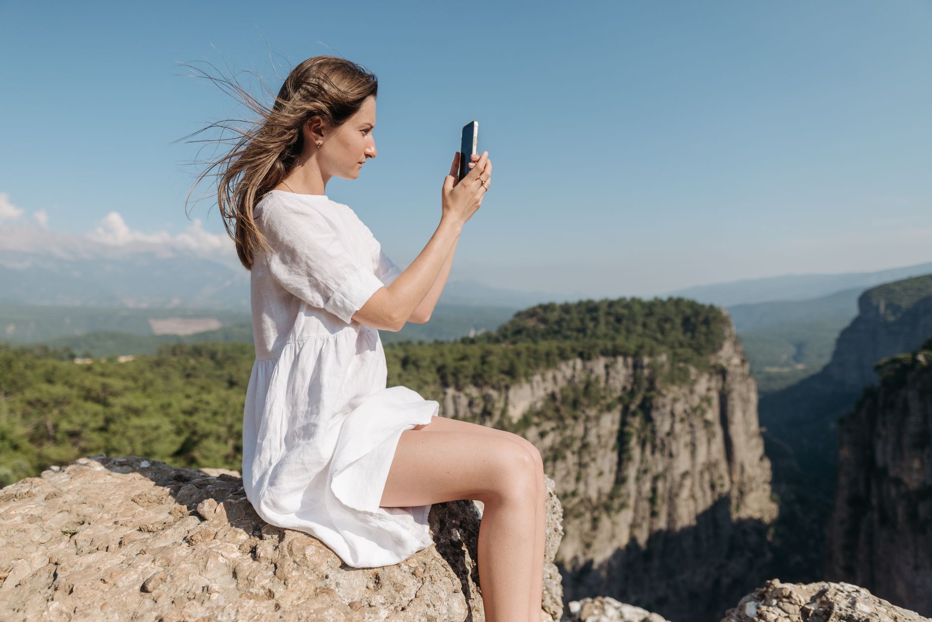 Femme qui admire la montagne en pleine nature