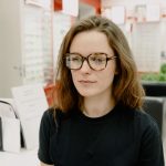Cliente essayant de nouvelles lunettes chez l'opticien