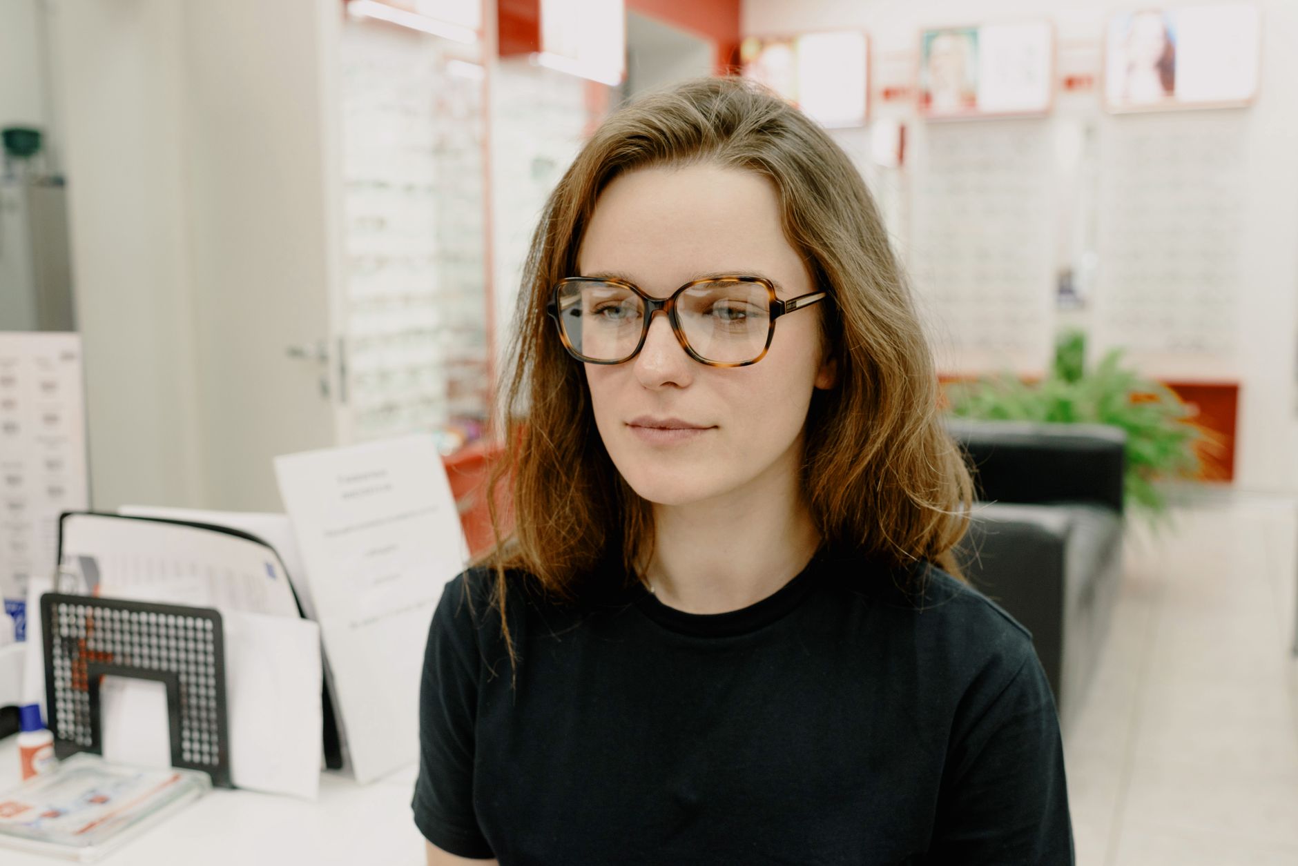 Cliente essayant de nouvelles lunettes chez l'opticien