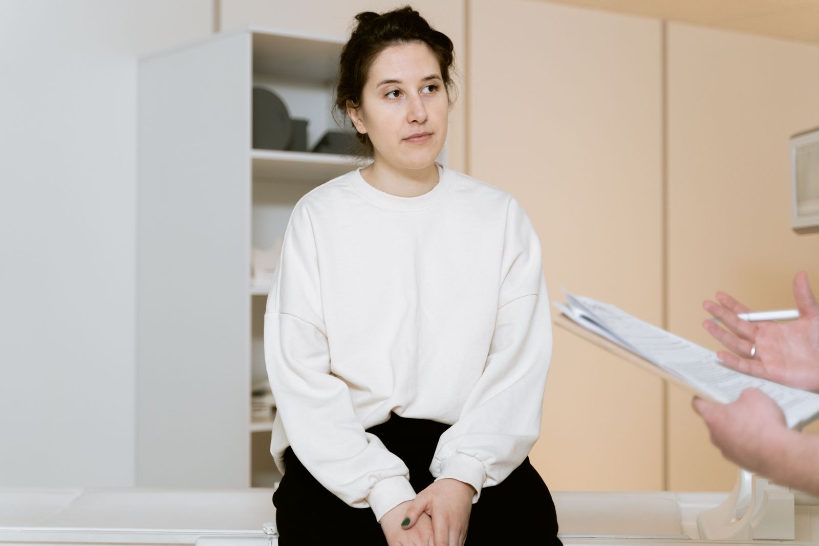 Femme en consultation médicale dans un cabinet d esthétique