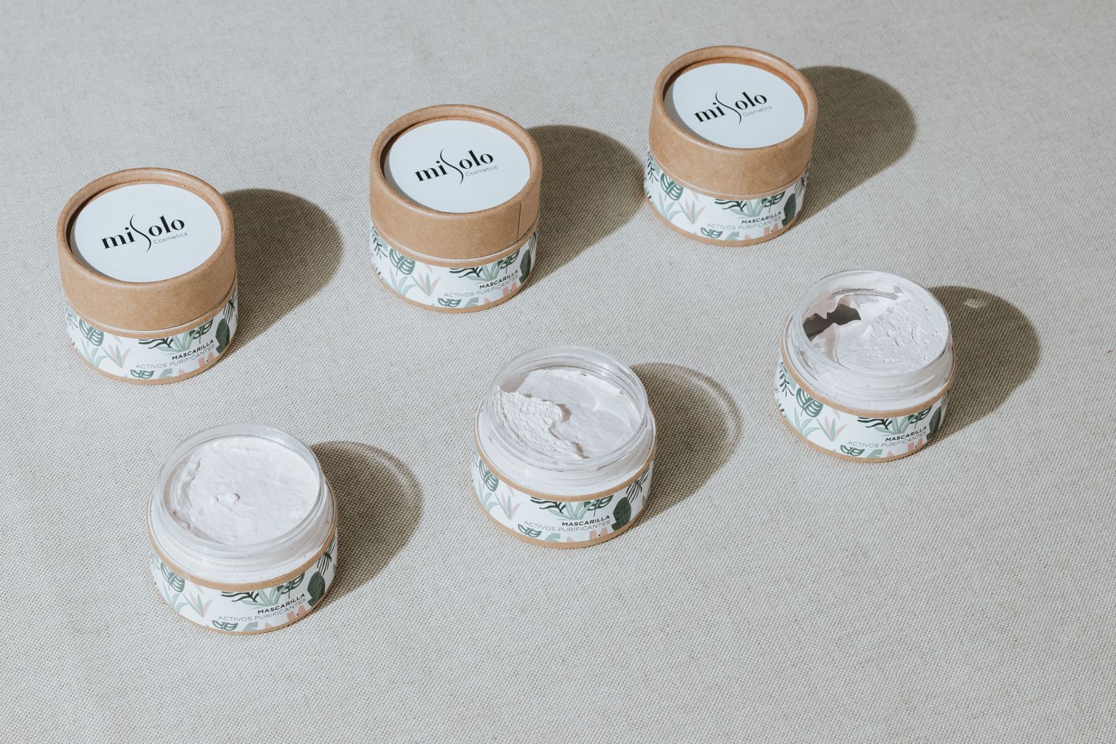 Produits cosmétiques bio et naturels présentés côte à côte