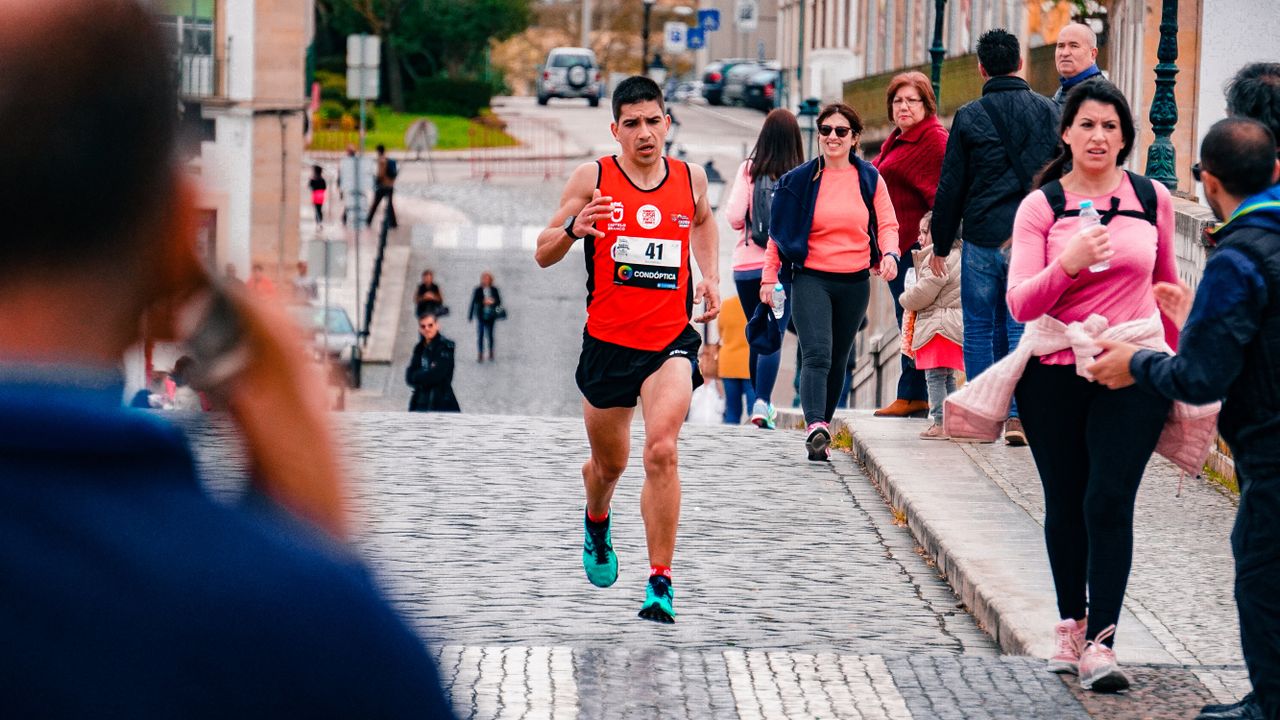 Sportif courant dans une rue de ville