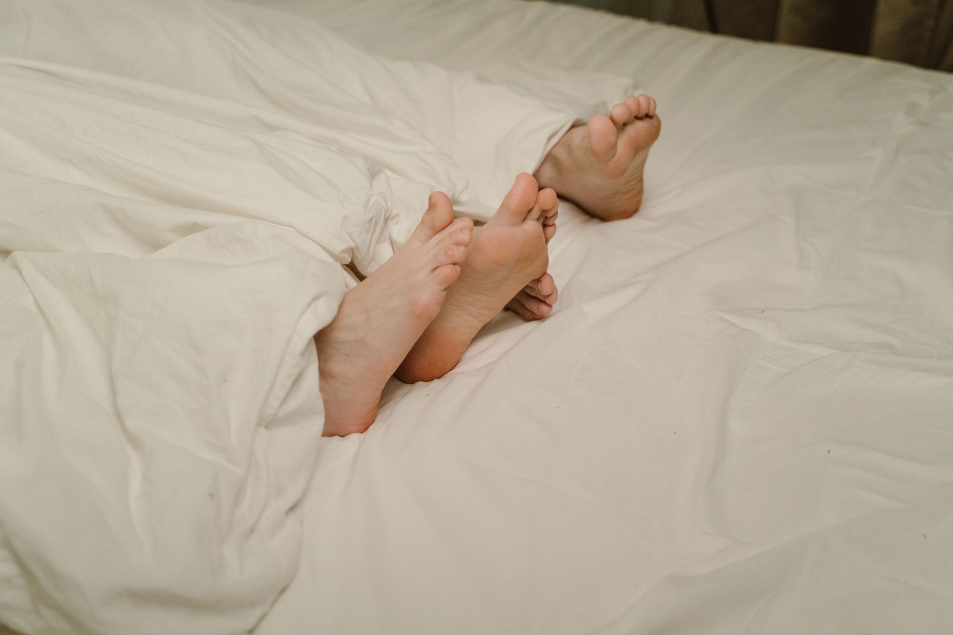 Pieds nus sous une couverture la nuit