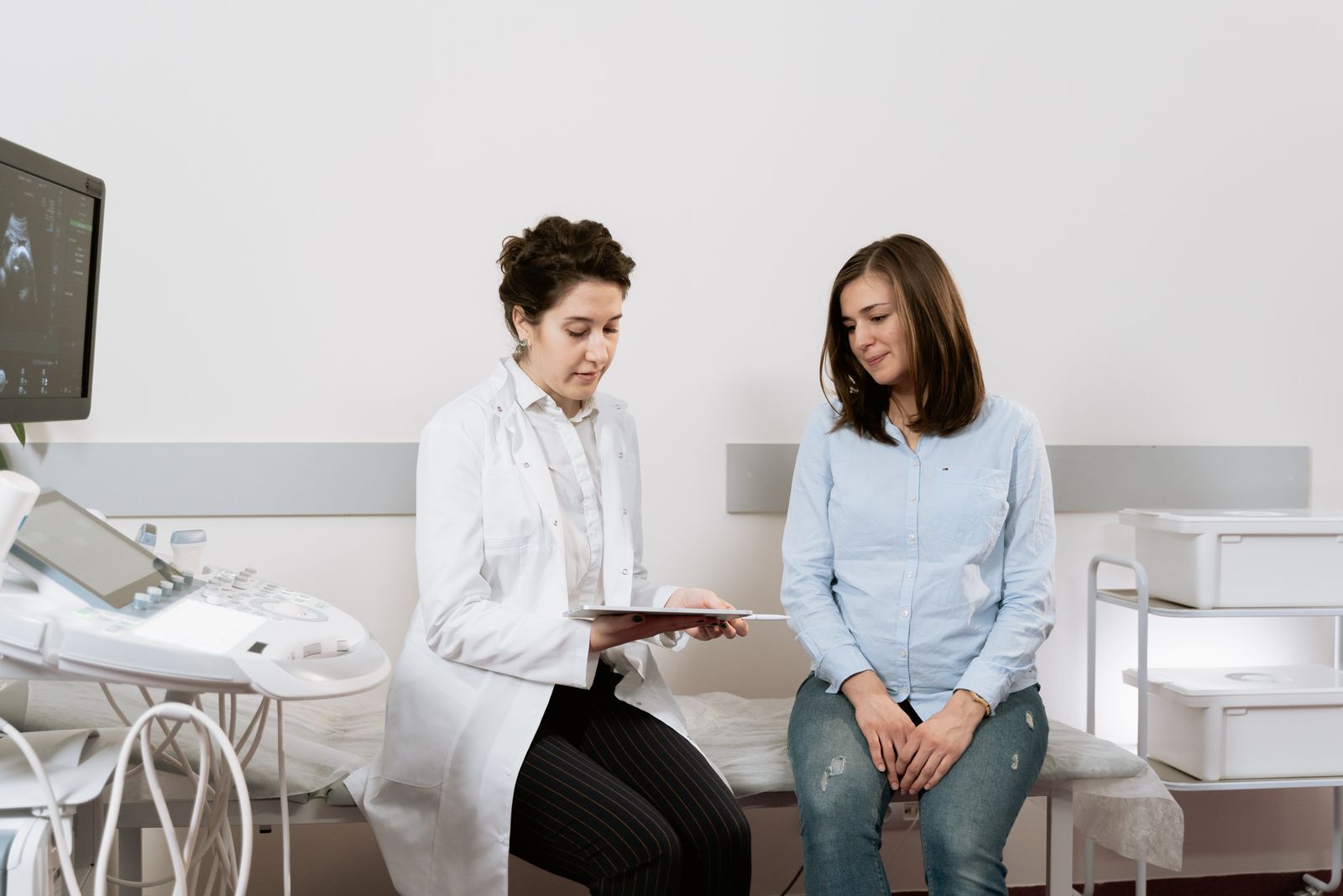 Femme en consultation gynécologique dans un cabinet