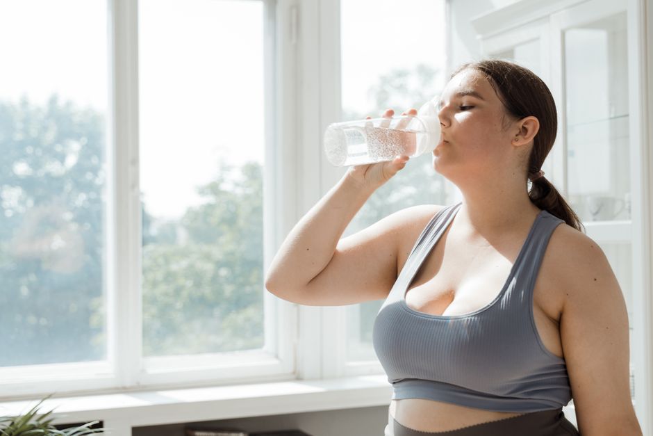 Femme buvant un verre d'eau