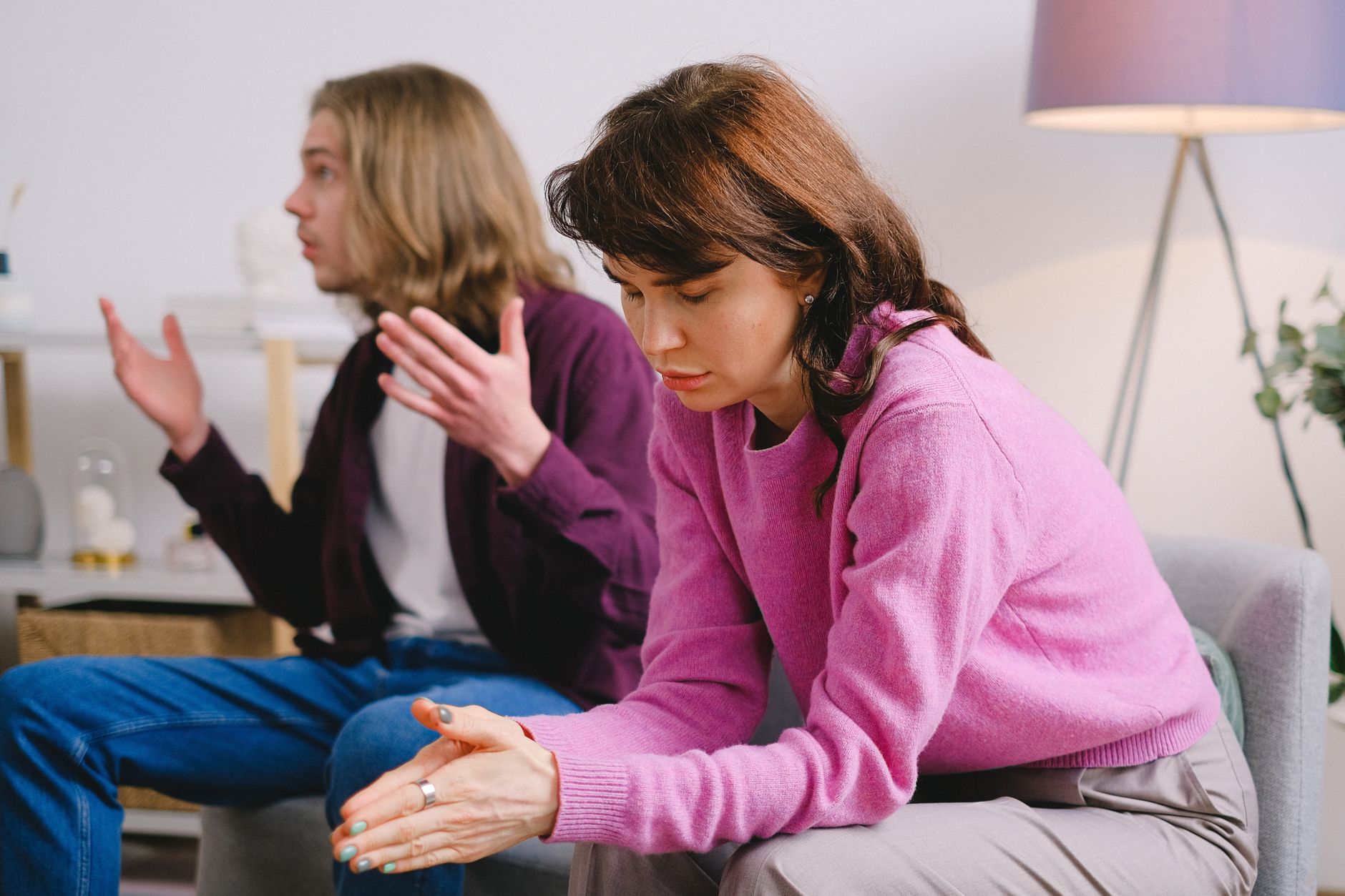 Femme distante pendant que son compagnon parle