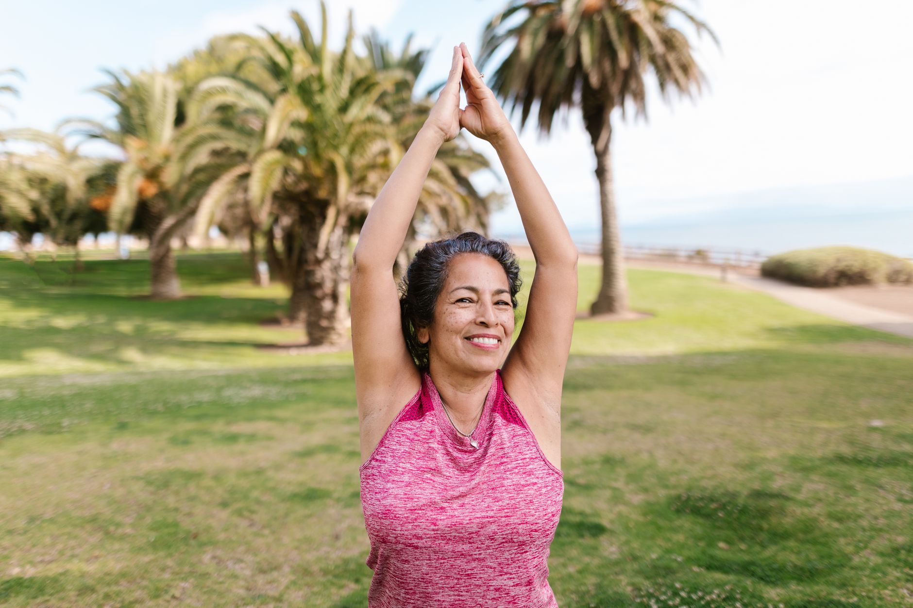 Femme senior pratiquant le yoga en extérieur