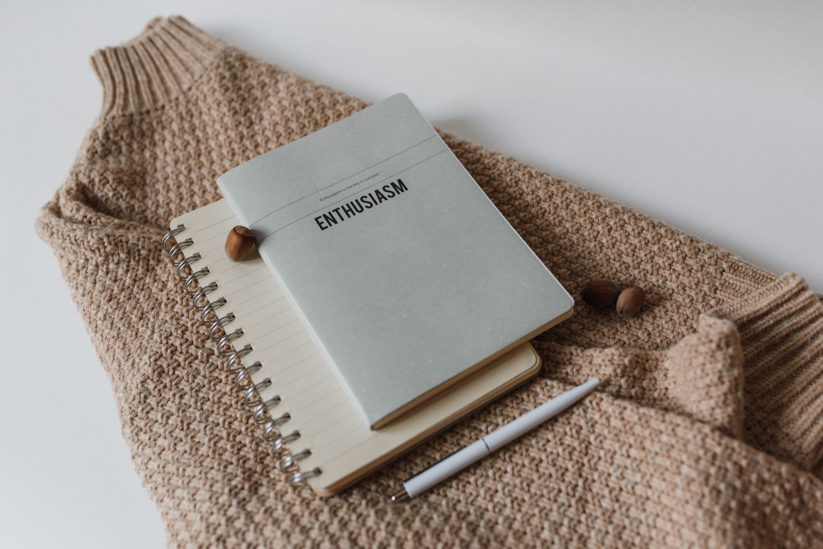 Fiche de tricot posée sur un carnet de notes