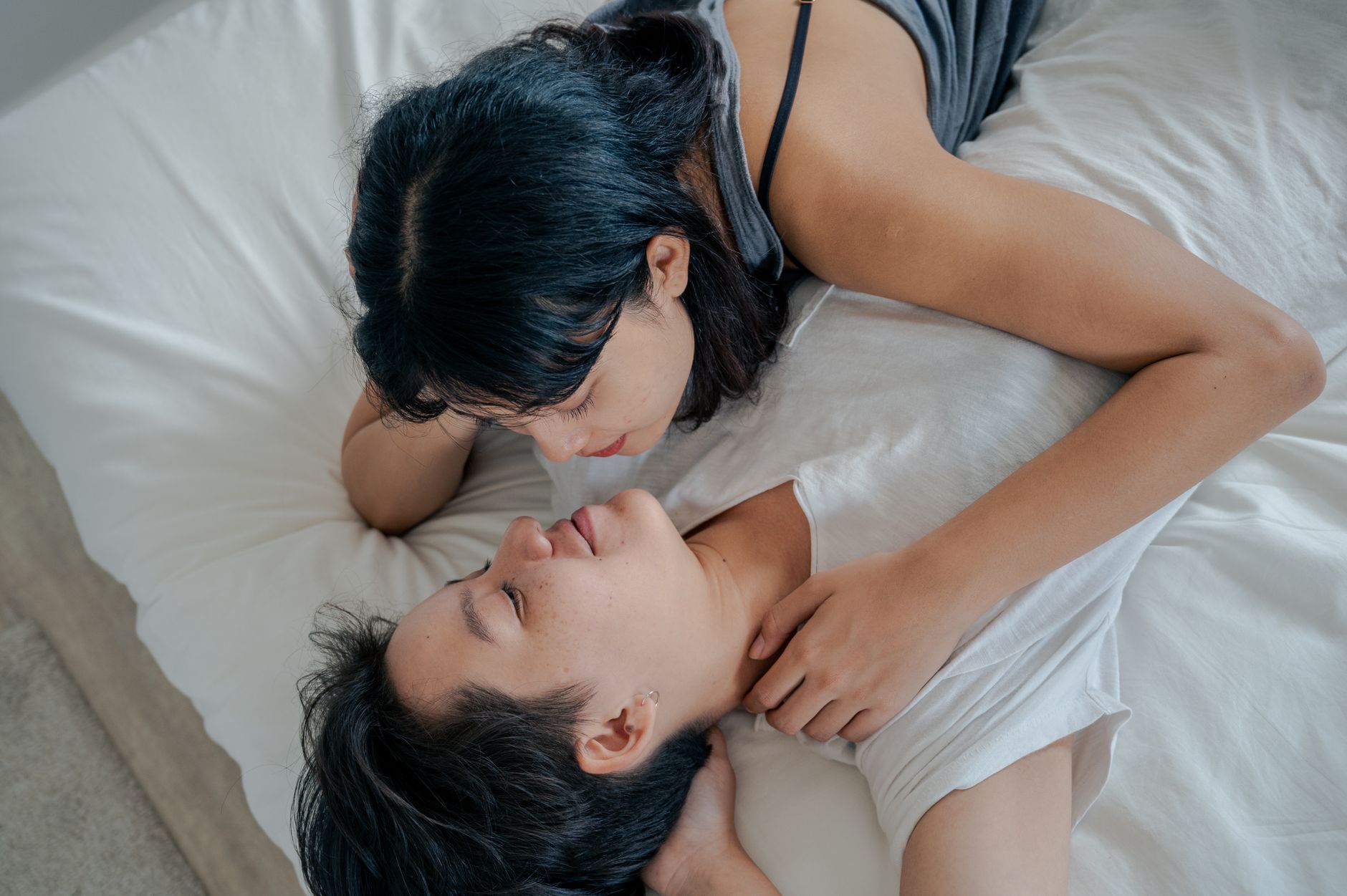 Couple partageant un geste tendre au lit