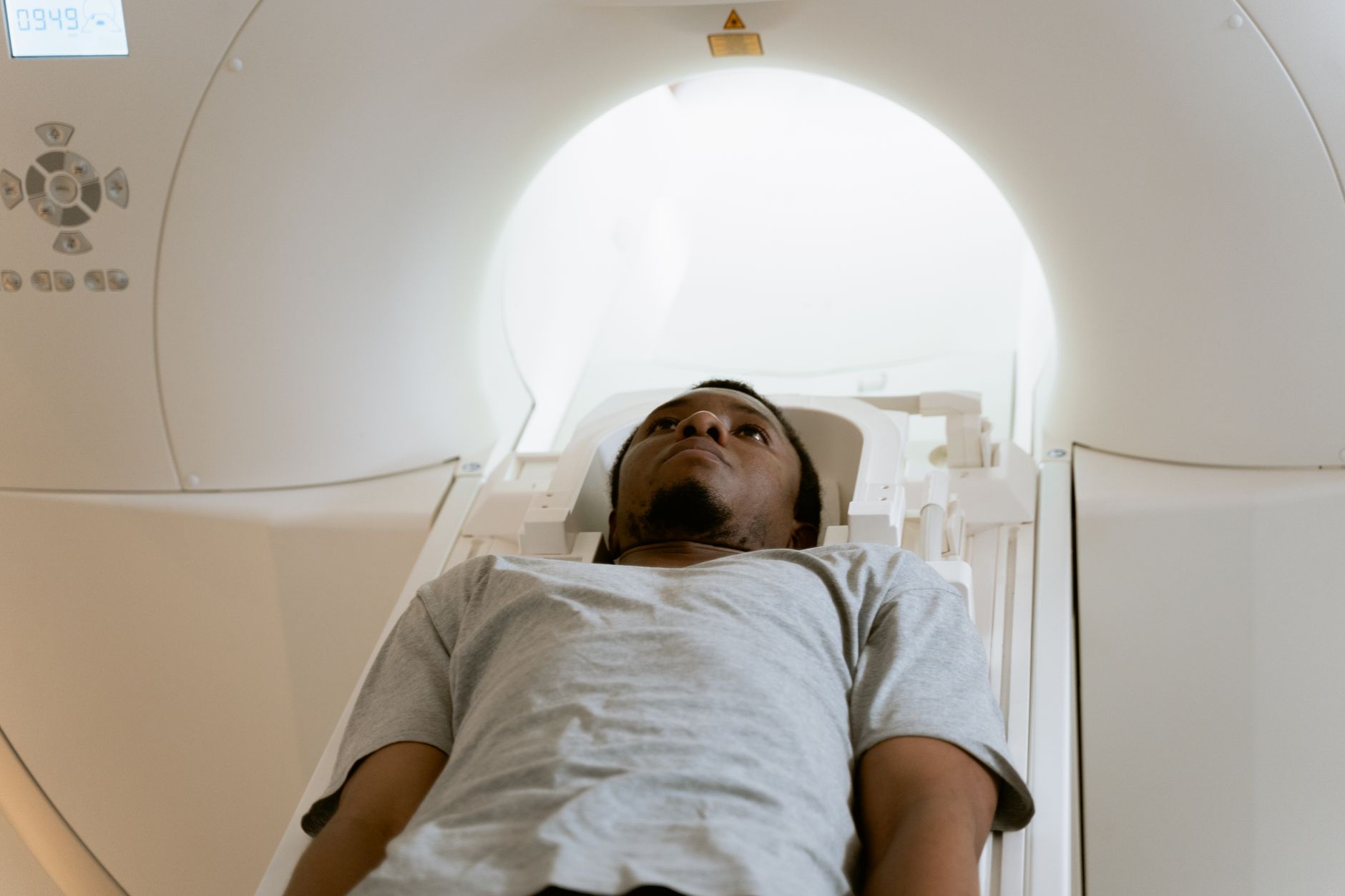 Médecin consultant un compte rendu d'imagerie médicale