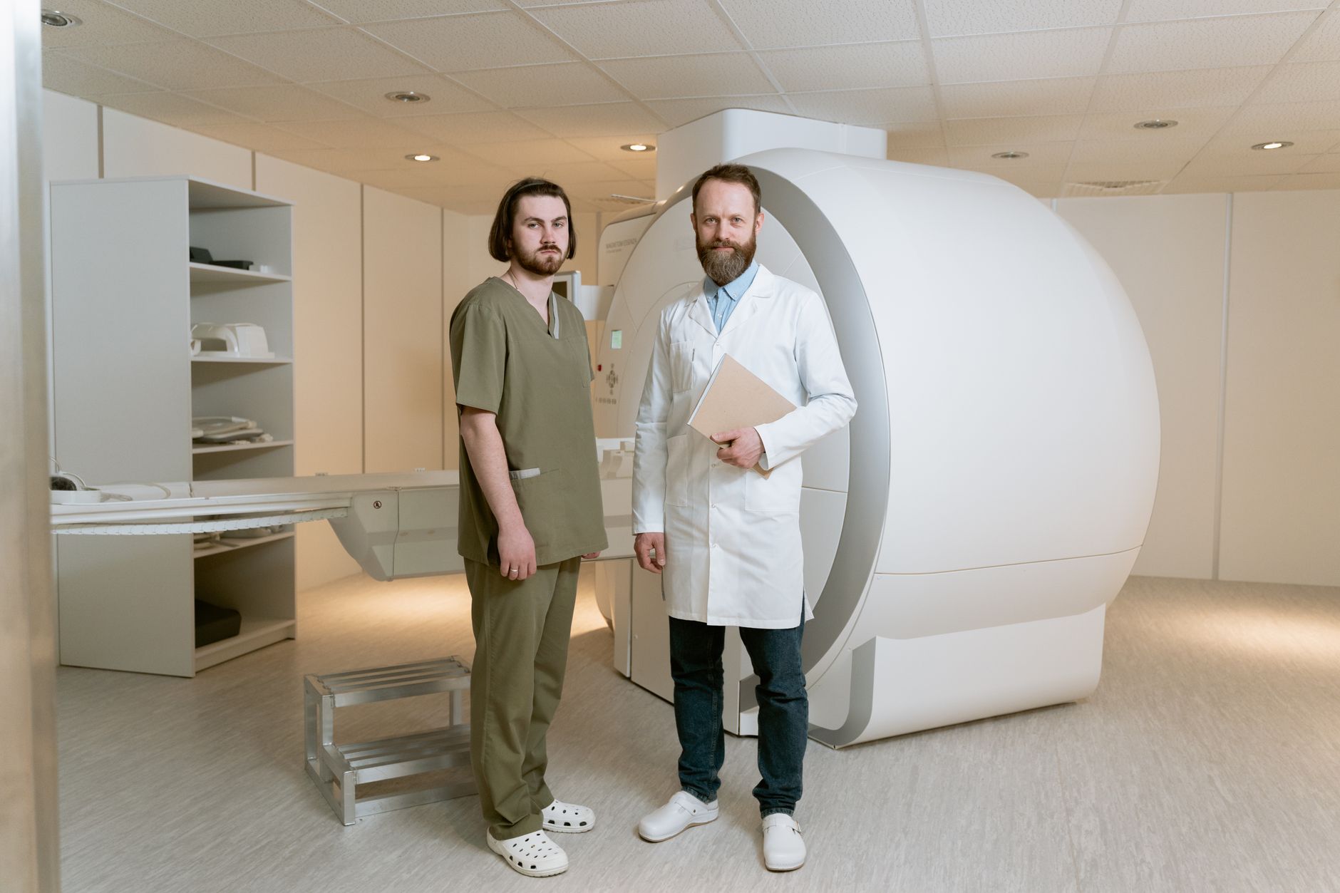 Salle d'examen IRM avec appareil d'imagerie médicale