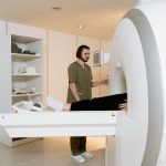 Salle d imagerie medicale avec appareil IRM