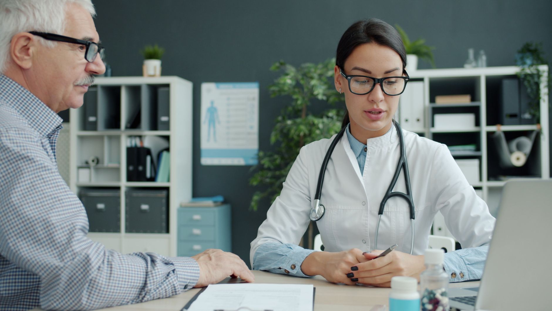 Médecin expliquant des résultats d'examen à un patient