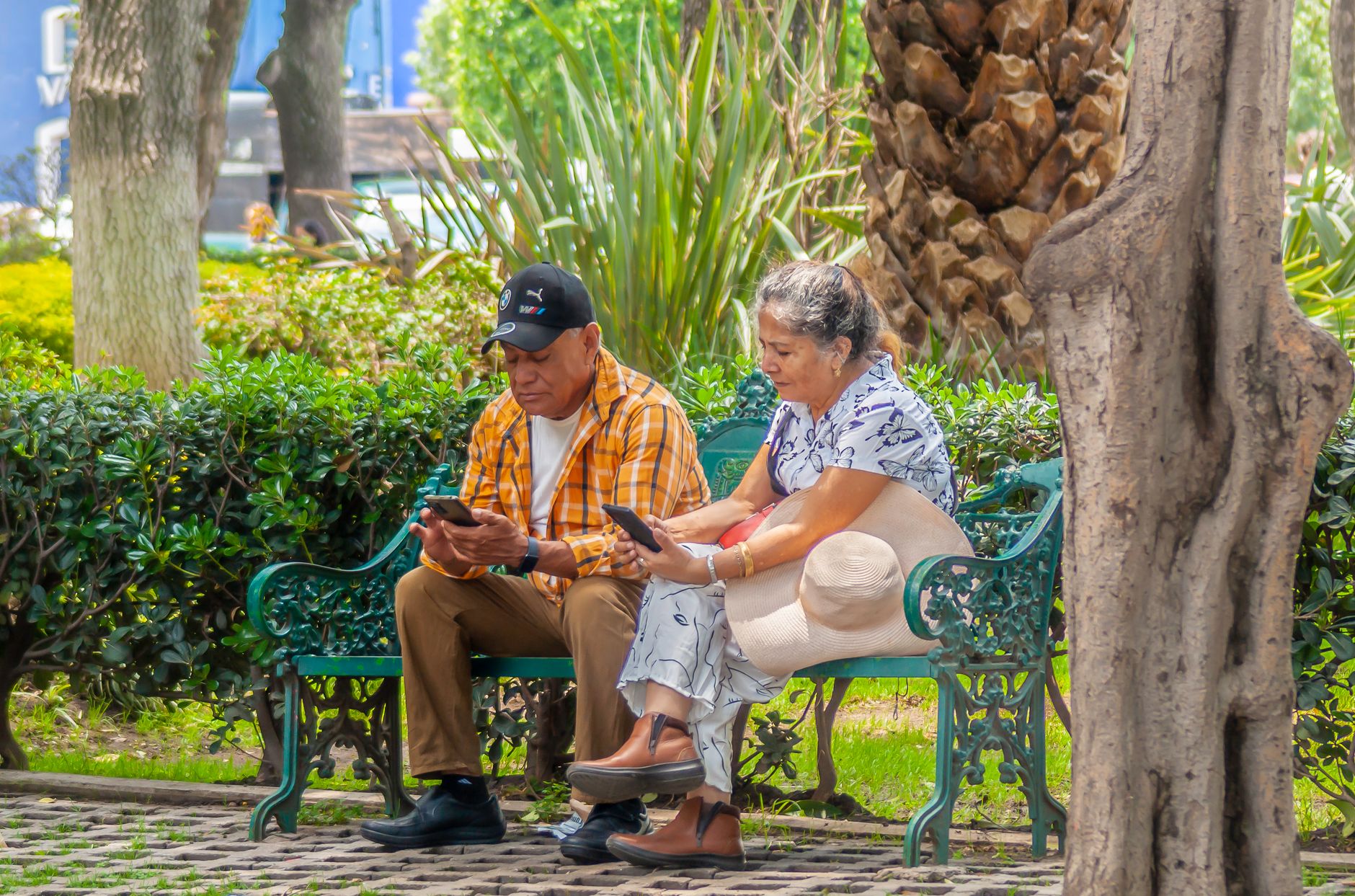 Couple qui échange des messages sur smartphone
