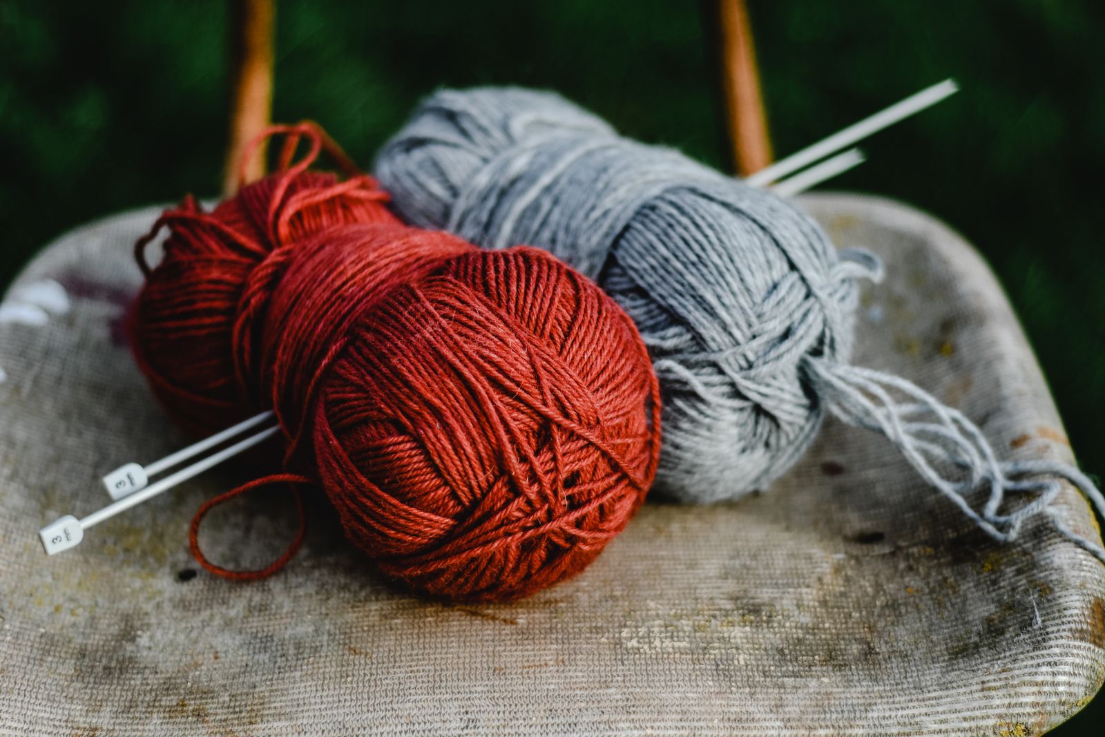 Pelotes de laine colorées disposées ensemble