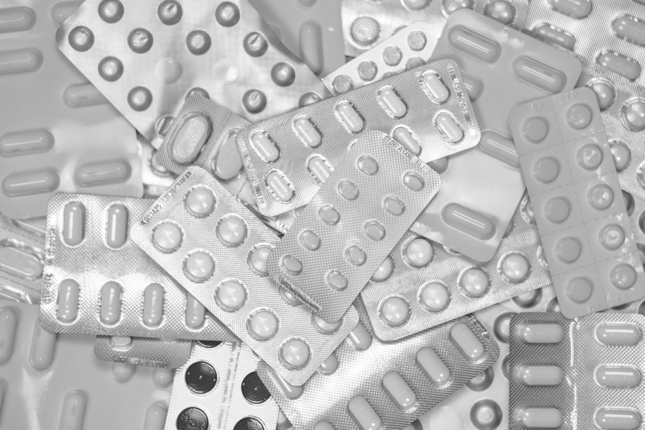 Plaquettes de médicaments en noir et blanc