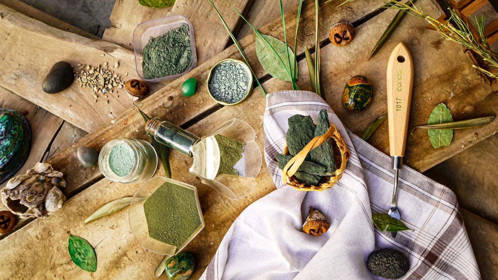 Poudres de plantes vertes et feuilles séchées avant préparation