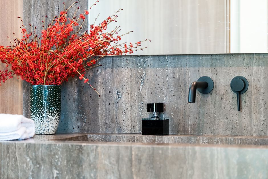 Salle de bain moderne et lumineuse
