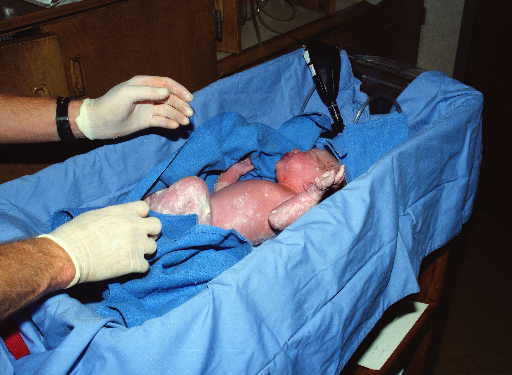 Salle de naissance avec équipement médical