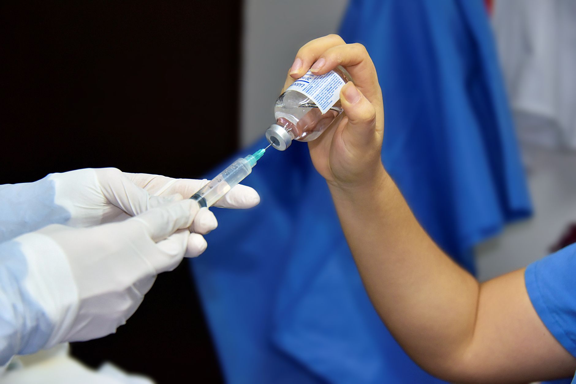 Soignante préparant une injection en milieu hospitalier