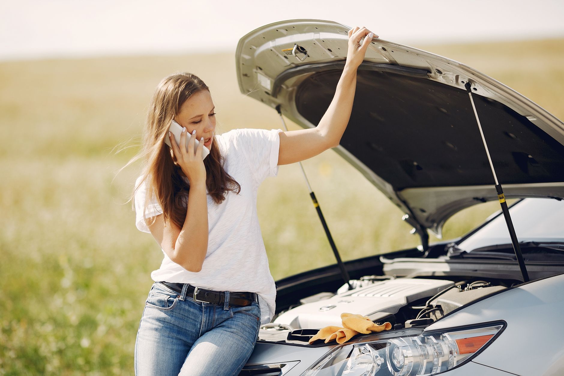 Femme appelant les secours au téléphone