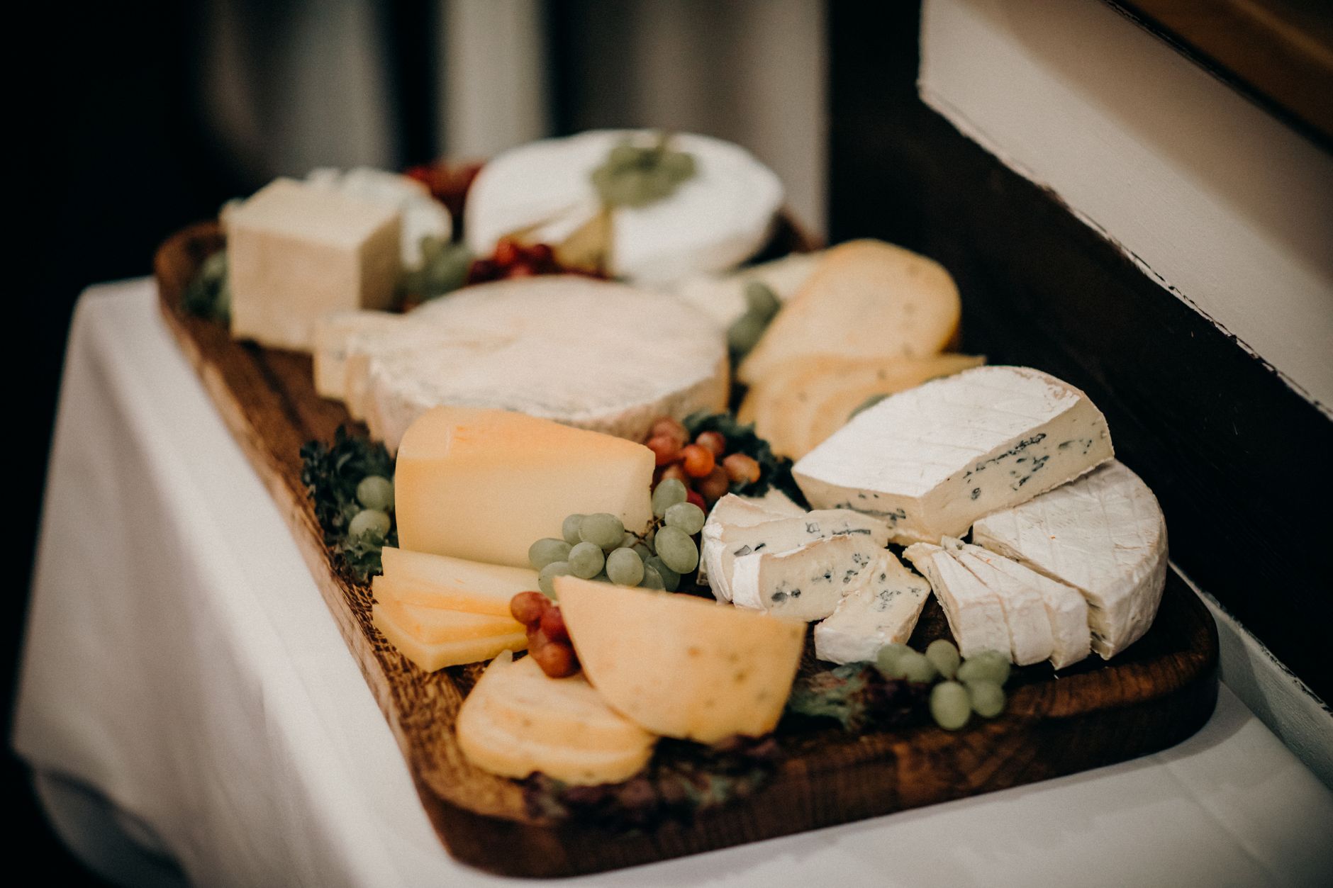 Assortiment de fromages et de raisins sur un plateau