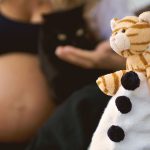 Femme enceinte qui se repose à la maison