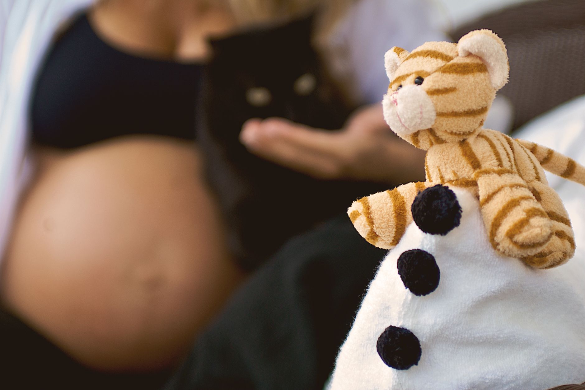 Femme enceinte qui se repose à la maison
