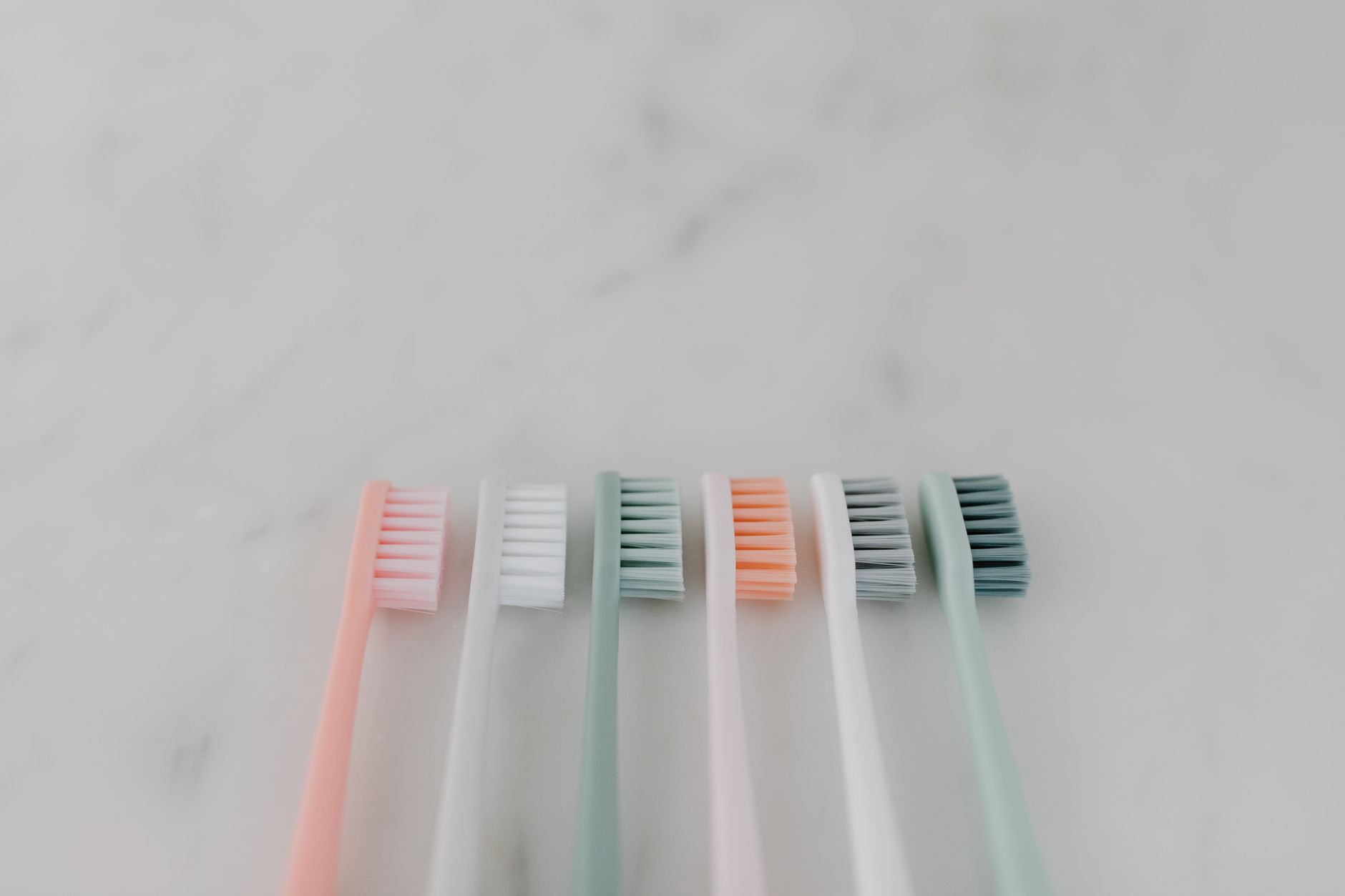 Brosses à dents alignées sur un plan en marbre