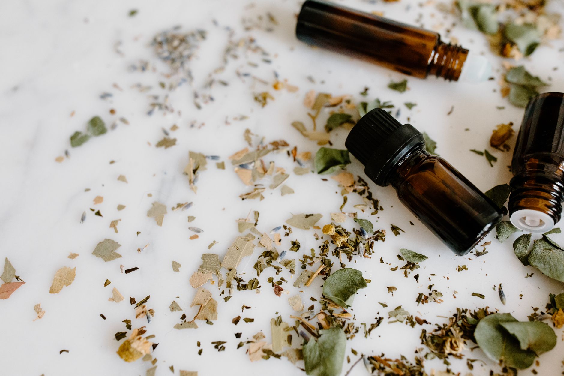 Composition d’aromathérapie avec flacons d’huiles essentielles