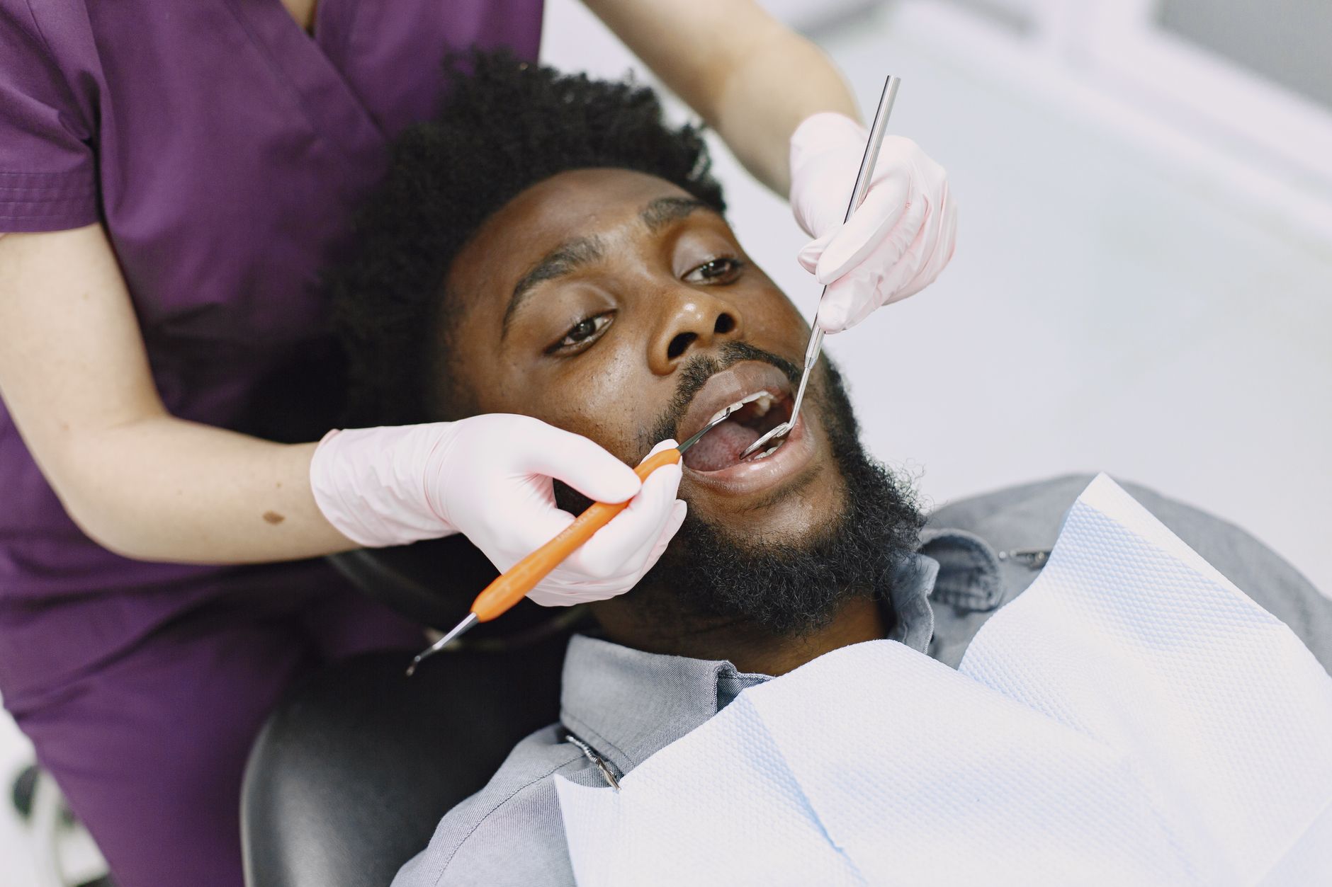 Dentiste qui examine les dents d un patient