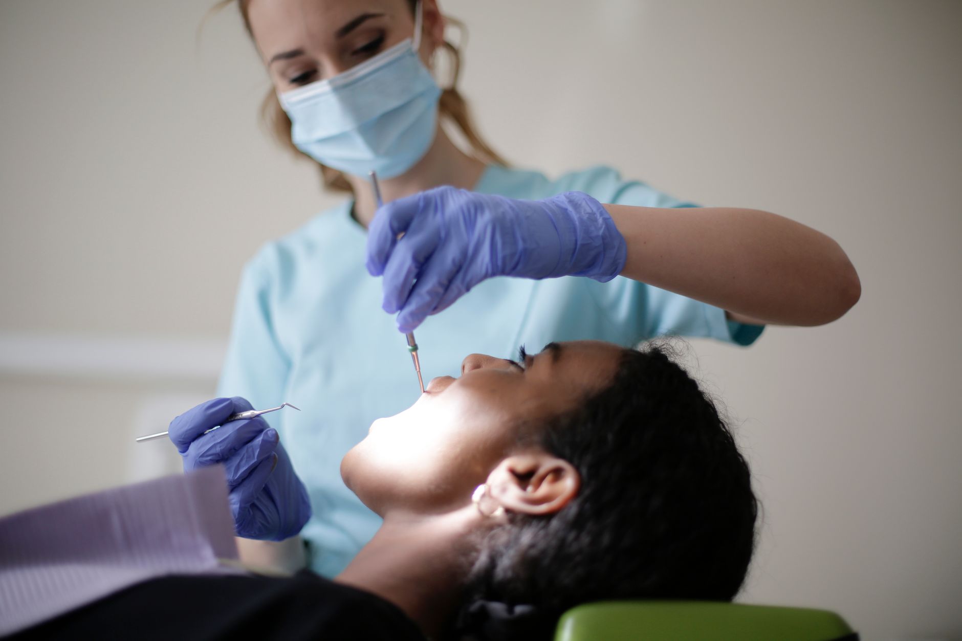 Dentiste équipé de ses instruments de soin