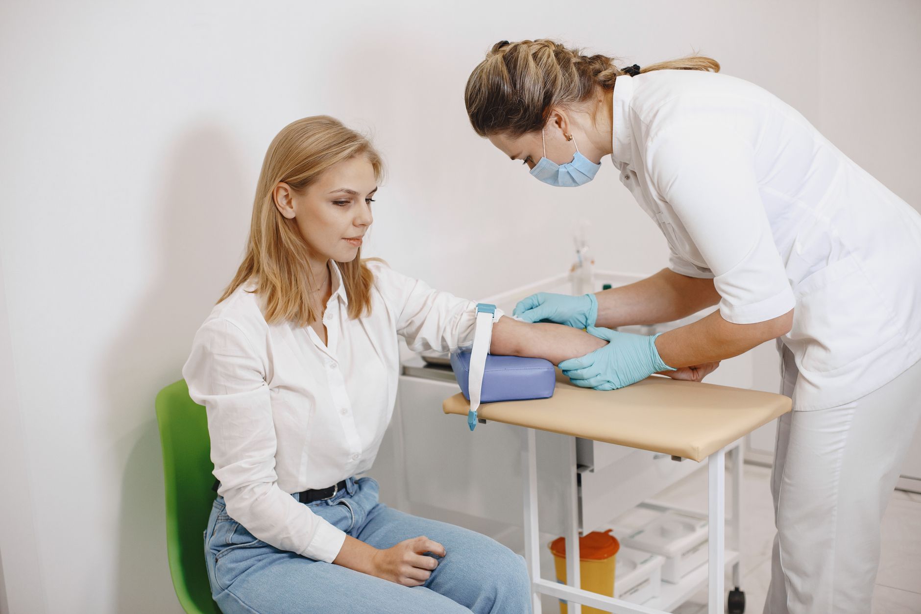 Infirmière réalisant un prélèvement sanguin