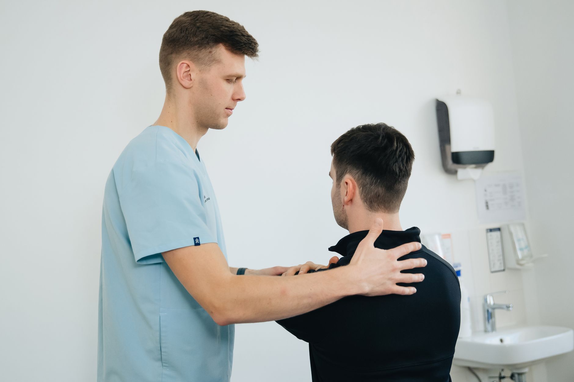 Épaule d’une patiente prise en charge par un kinésithérapeute