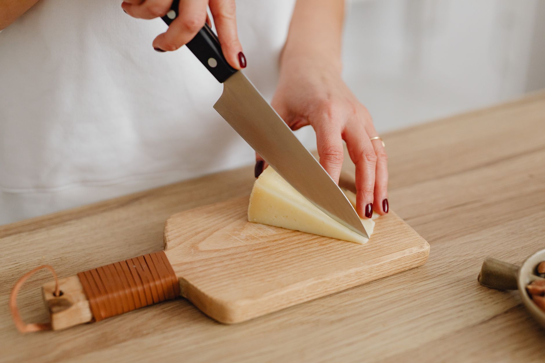 Tranchage d'un fromage sur une planche en bois