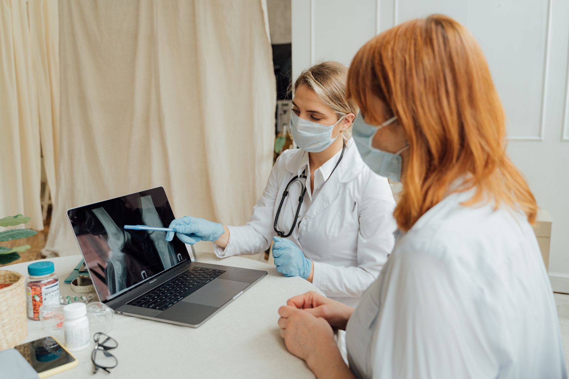 Un médecin commente une radiographie à une patiente sur son ordinateur