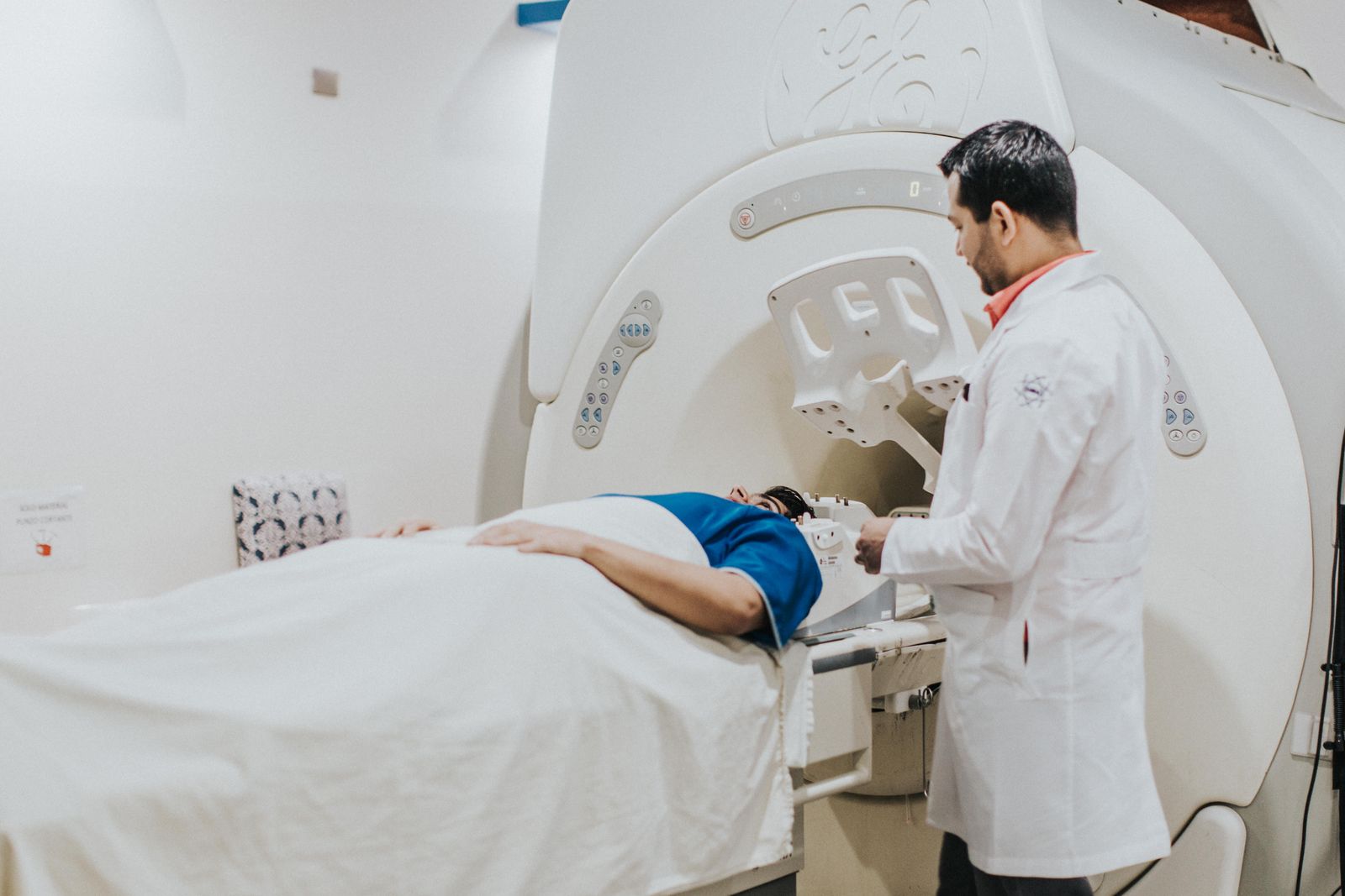 Médecin qui accompagne une patiente dans le tunnel de l’IRM