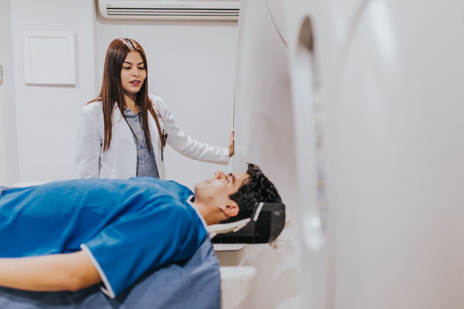 Médecin à côté d’une patiente dans une salle d’IRM
