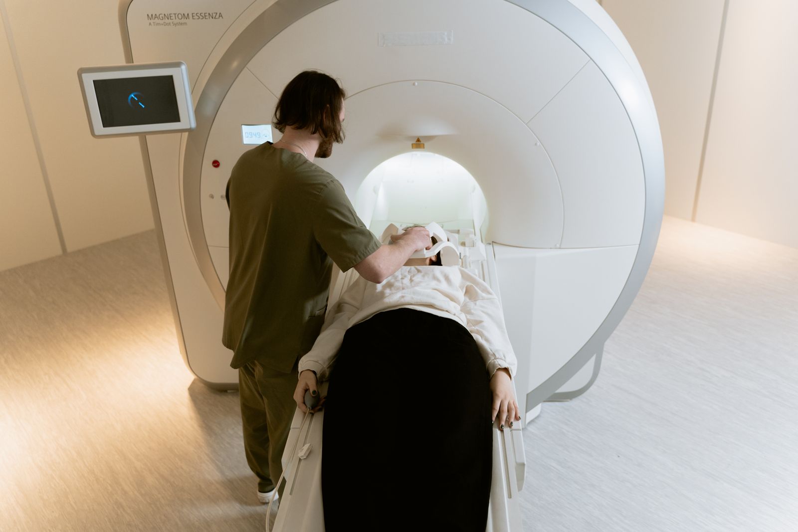 Professionnelle de santé qui aide une patiente à entrer dans l’IRM