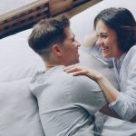 Couple complice qui rit sur un lit