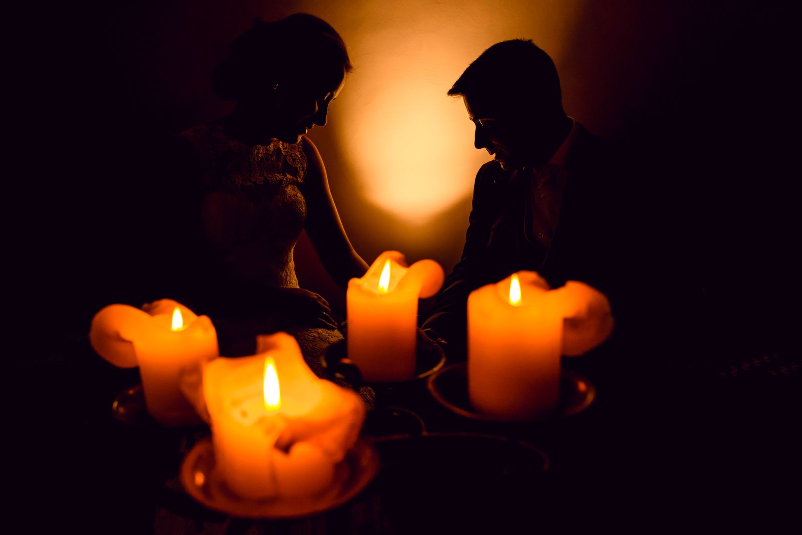 Silhouette d’un couple éclairé à la bougie