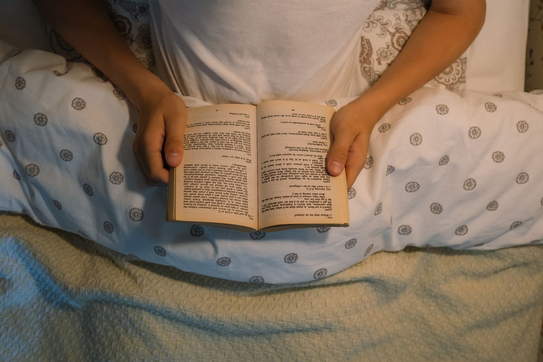 Lecture sous une lumière douce avant de dormir