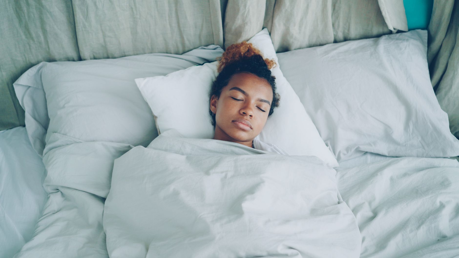 Lit clair avec oreillers pour une nuit de repos