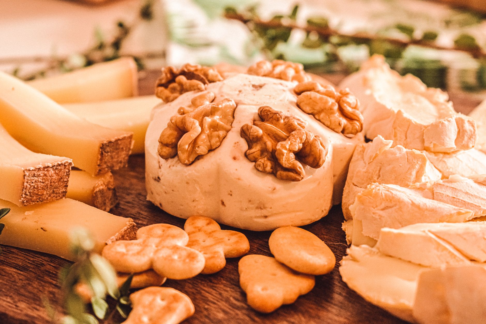 Fromages, noix et crackers sur une planche