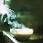Bol de soupe tiède posé sur un plan de travail