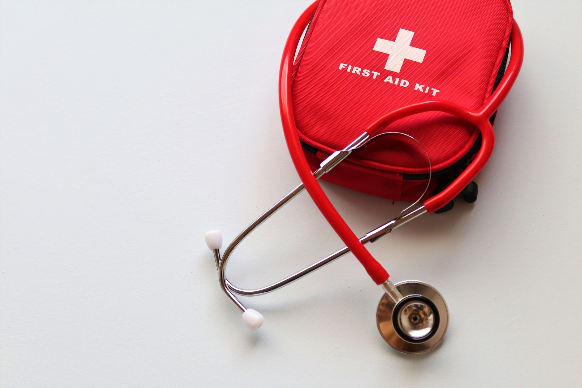Trousse de secours rouge avec stéthoscope