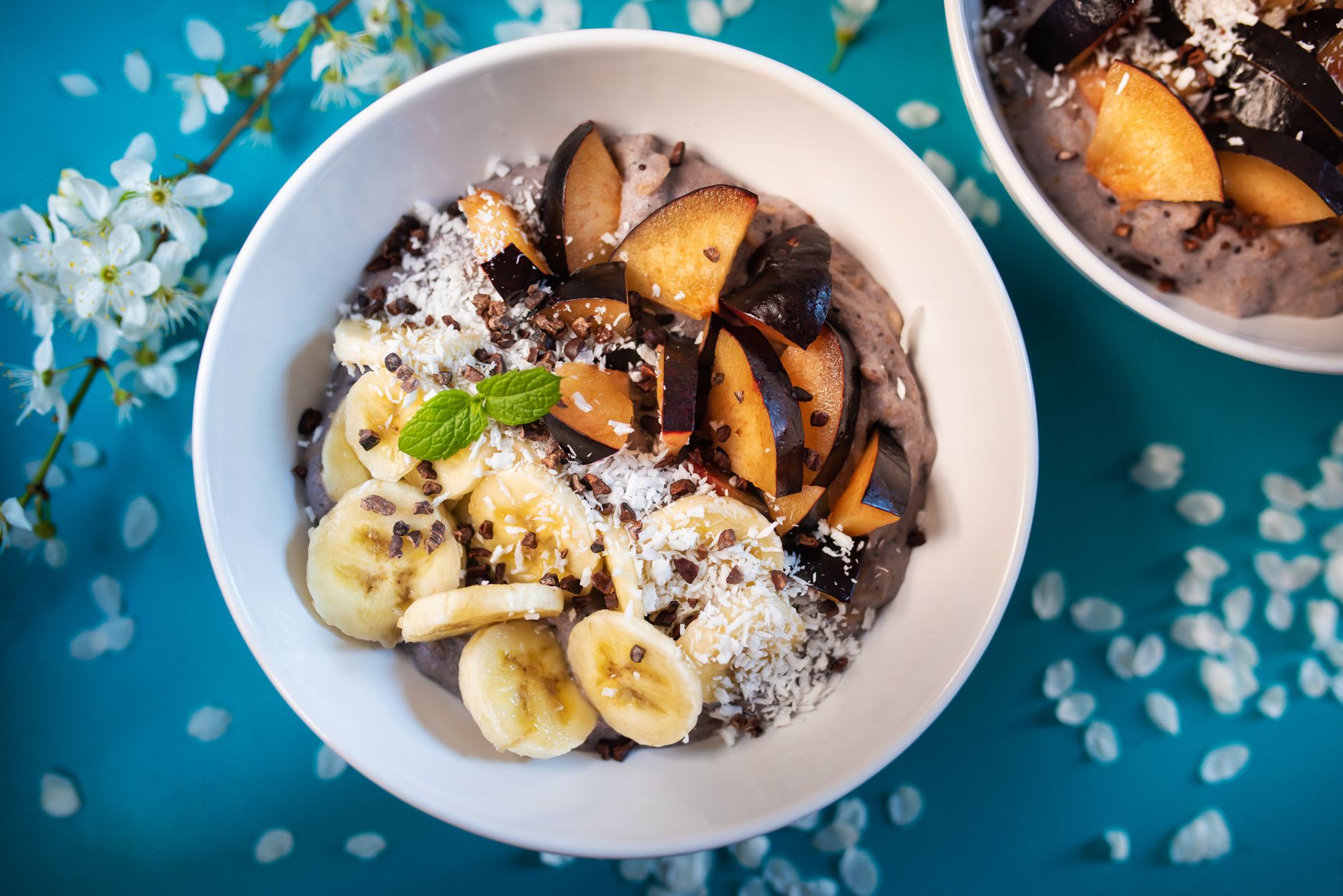 Bol de yaourt aux fruits mous et à la banane